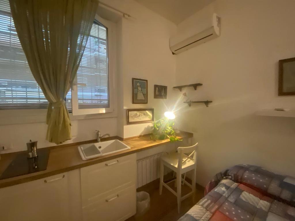 Piccolo E Indipendente A Garbatella Apartment Rome Luaran gambar