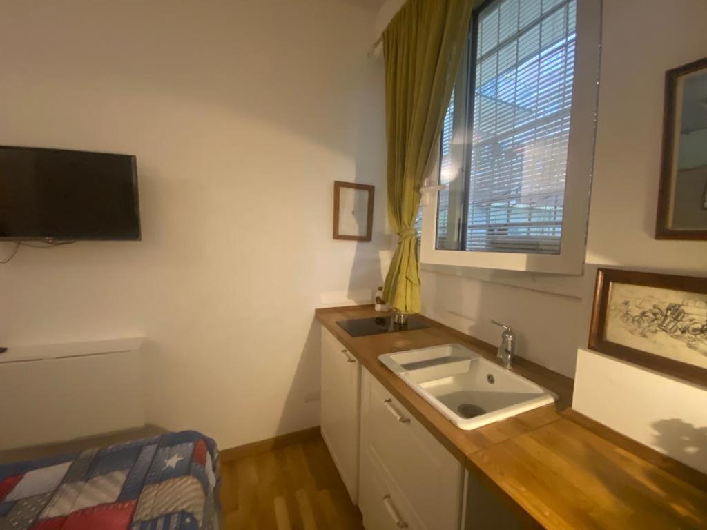 Piccolo E Indipendente A Garbatella Apartment Rome Luaran gambar